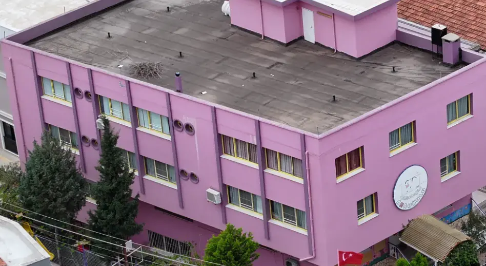Gülbebeğim Anaokulu'nun Bornova'daki müstakil binasının havadan görünümü